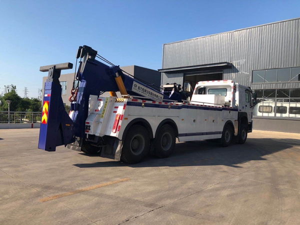 Heavy Vehicle Haworth 50-ton towing and lifting one-piece barricade truck