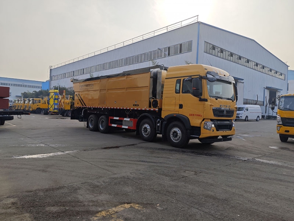 SINOTRUK  Duty Haowo 18 cubic meters synchronized gravel sealing truck