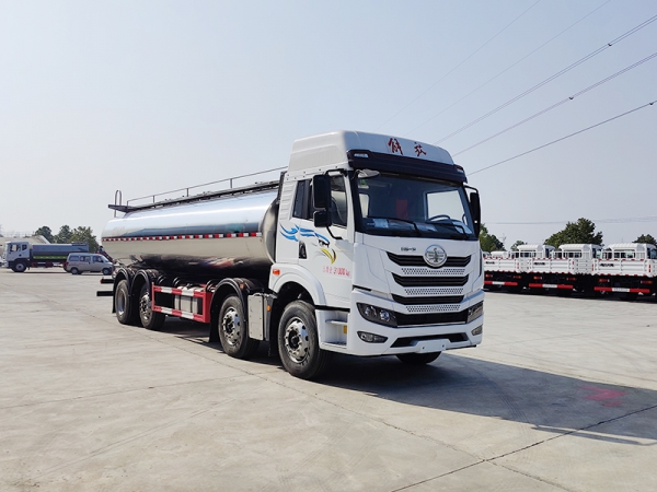 Jiefang front four rear six 22 square milk tanker