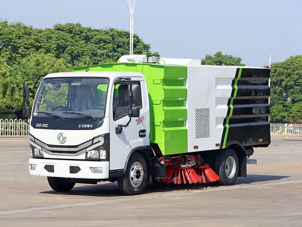 Dongfeng 6 cubic meters cleaning truck