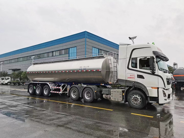 Dongfeng Tianlong 33-party semi-trailer milk tanker