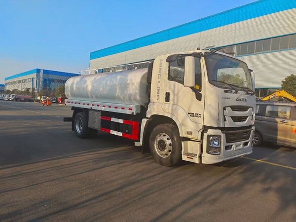 Isuzu 12-ton drinking water truck