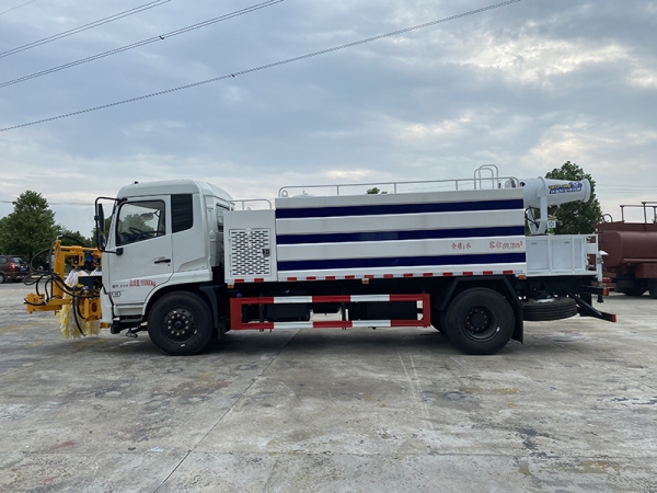 Dongfeng Tianjin High-speed City Spray Guardrail Cleaning Vehicle