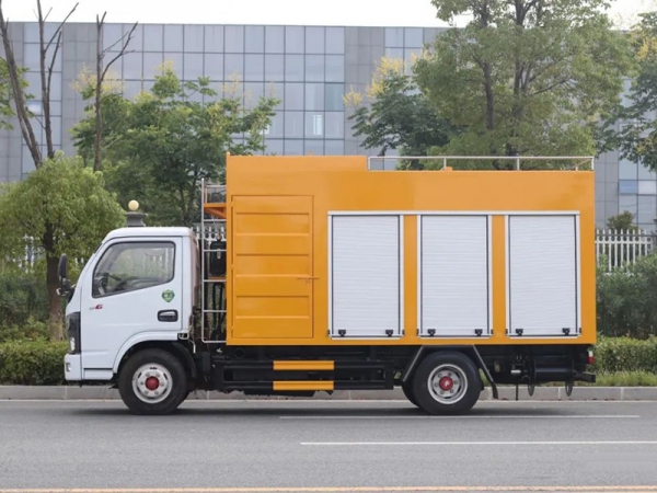 Dongfeng Dolica 3308 Suction and Purification Vehicle