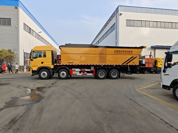 SINOTRUK  Duty Haowo 18 cubic meters synchronized gravel sealing truck