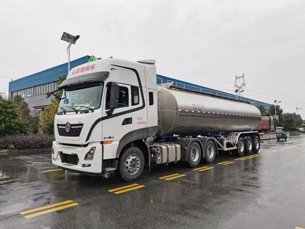 Dongfeng Tianlong 33-party semi-trailer milk tanker