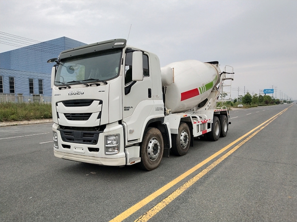 Isuzu 4-axle mixer