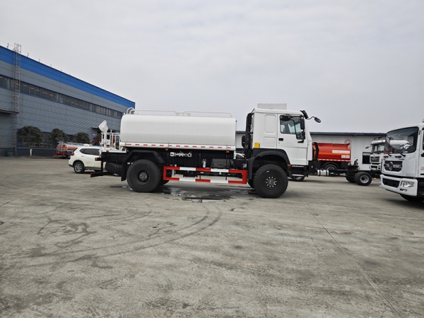 SINOTRUK Truck Haowo Engineering Chassis 10-ton Drinking Water Truck