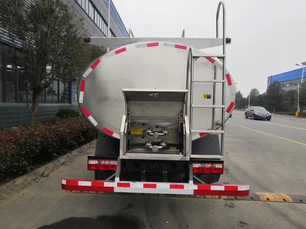 Dongfeng 8.5 square milk tanker