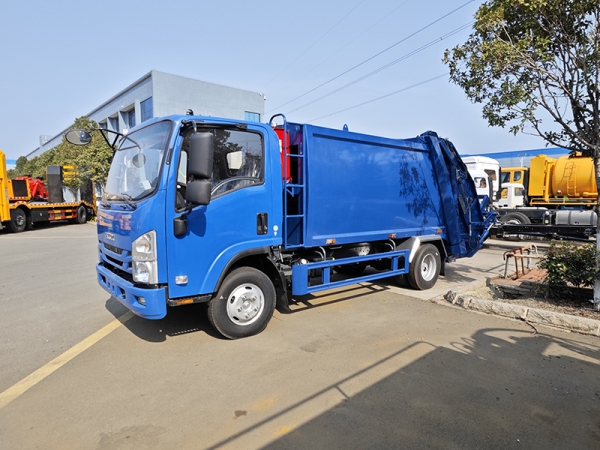 Isuzu 8-party compressed garbage truck