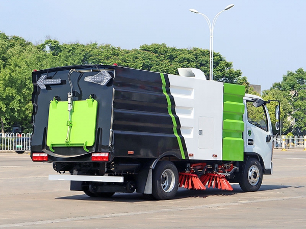 Dongfeng 6 cubic meters cleaning truck