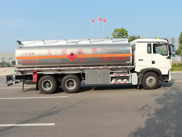 SINOTRUK Duty Truck 17T Aluminum Alloy Tanker