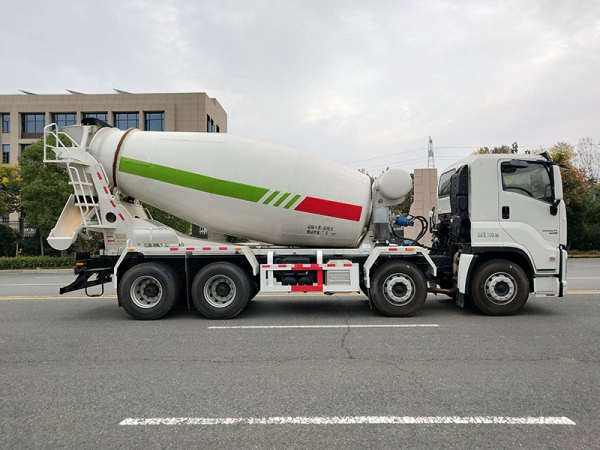 Isuzu 4-axle mixer