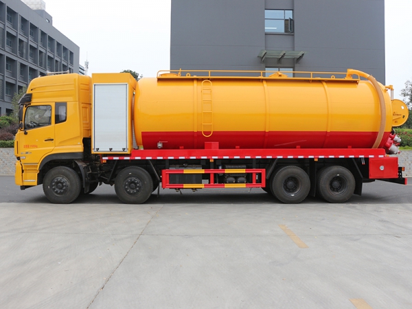 Dongfeng Tianlong front four rear eight cleaning and suction trucks