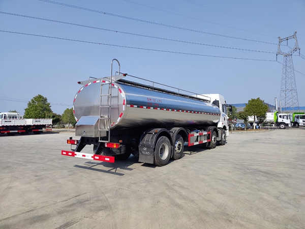 Jiefang front four rear six 22 square milk tanker