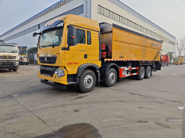 SINOTRUK  Duty Haowo 18 cubic meters synchronized gravel sealing truck