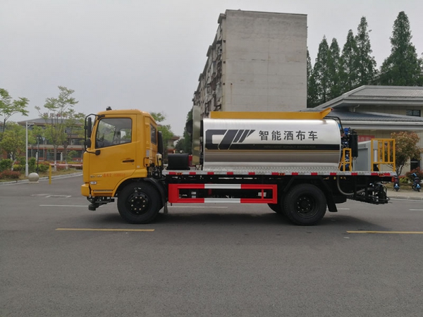 Tianjin 8-party intelligent asphalt sprinkler trucks