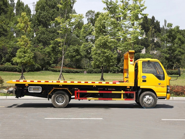 4-ton Isuzu 600P flatbed truck