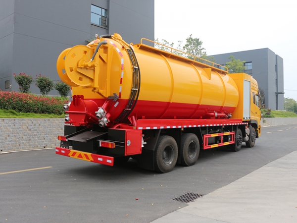 Dongfeng Tianlong front four rear eight cleaning and suction trucks