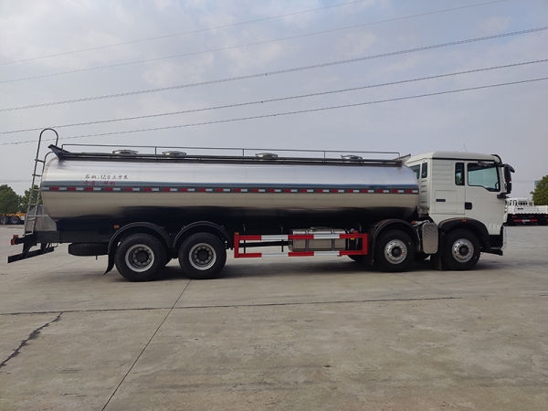 SINOTRUK Duty Vehicle Front Four Rear Eight 22 Square Milk Tanker Trucks