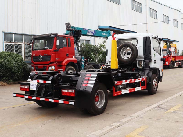 Dongfeng Dolica Hook Arm Garbage Truck