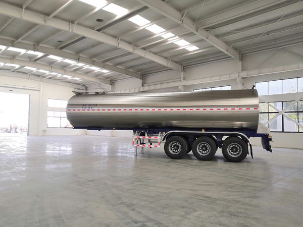 Dongfeng Tianlong 33-party semi-trailer milk tanker