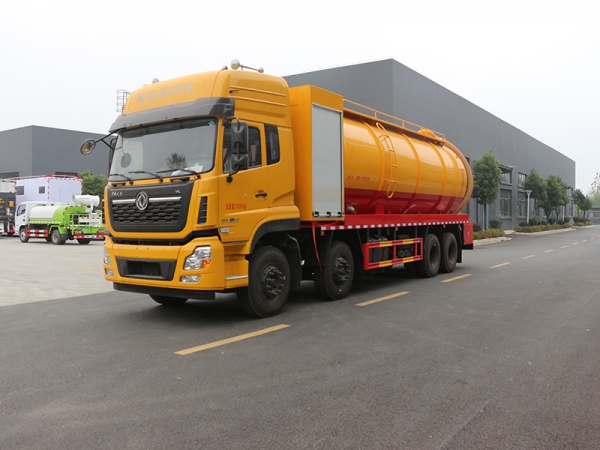 Dongfeng Tianlong front four rear eight cleaning and suction trucks