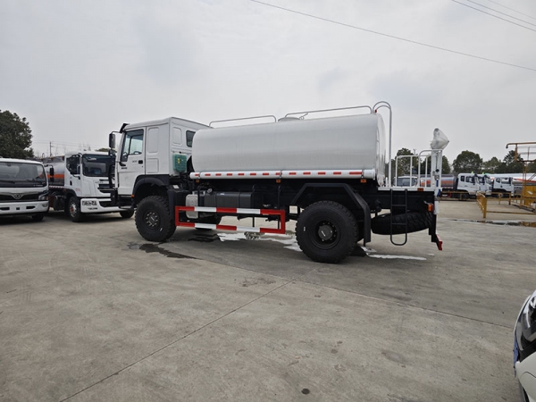 SINOTRUK Truck Haowo Engineering Chassis 10-ton Drinking Water Truck