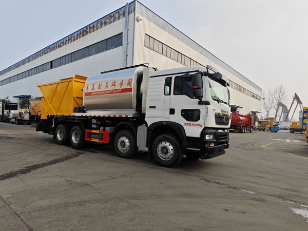 SINOTRUK Duty Truck 20 cubic meters synchronized gravel sealing vehicle