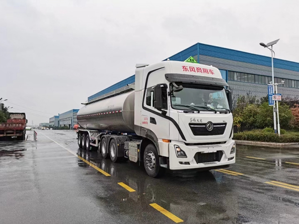 Dongfeng Tianlong 33-party semi-trailer milk tanker