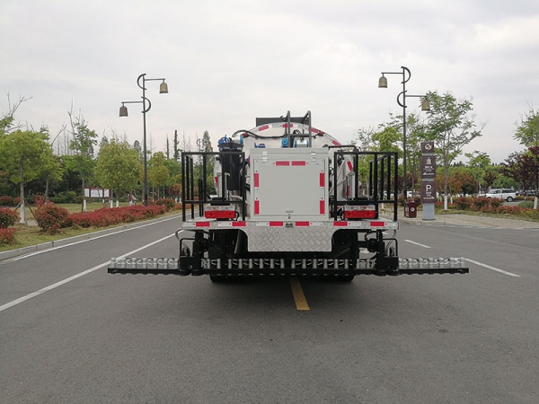 Dongfeng Dolicharge 6-square-meter intelligent asphalt sprinkler truck