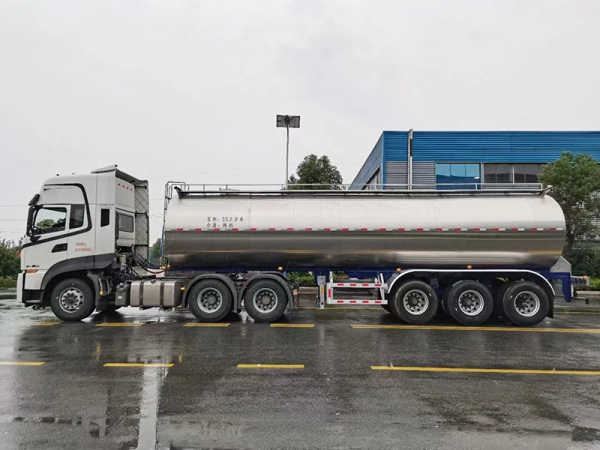 Dongfeng Tianlong 33-party semi-trailer milk tanker