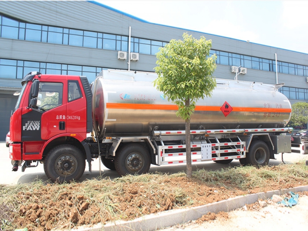 Jiefang front four rear eight 20 tons aluminum alloy tanker truck