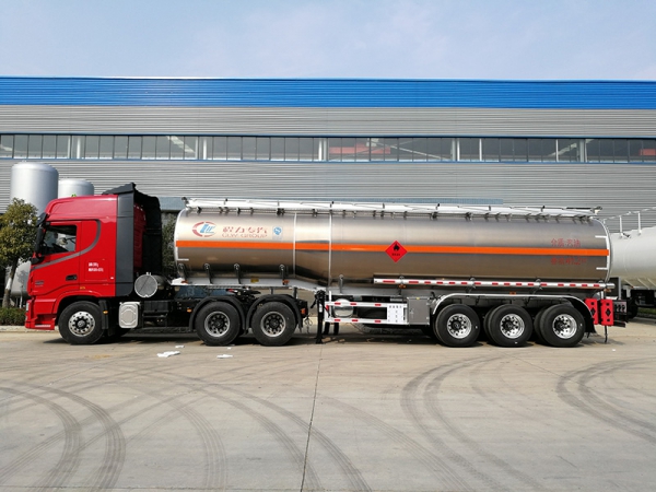 Dongfeng Tianlong 46-party semi-trailer aluminum alloy oil tanker