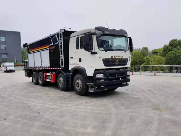 SINOTRUK Duty Vehicle Front Four Rear Eight Thin Slurry Sealer Trucks