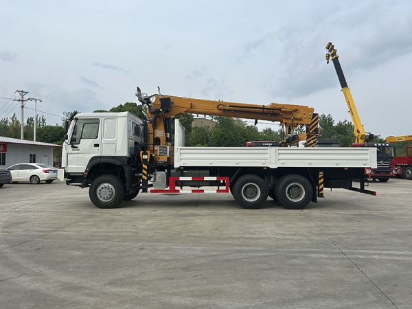 Guo San SINOTRUK Duty Truck Haworth Crane