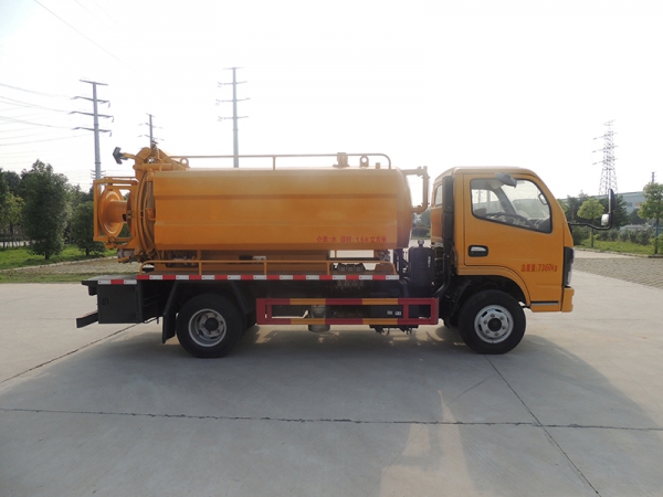 Dongfeng 6 cubic meters cleaning and suction truck