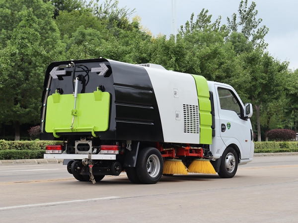 Dongfeng Touyi 4 cubic meters road sweeper