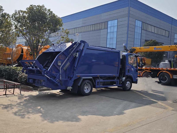 Isuzu 8-party compressed garbage truck