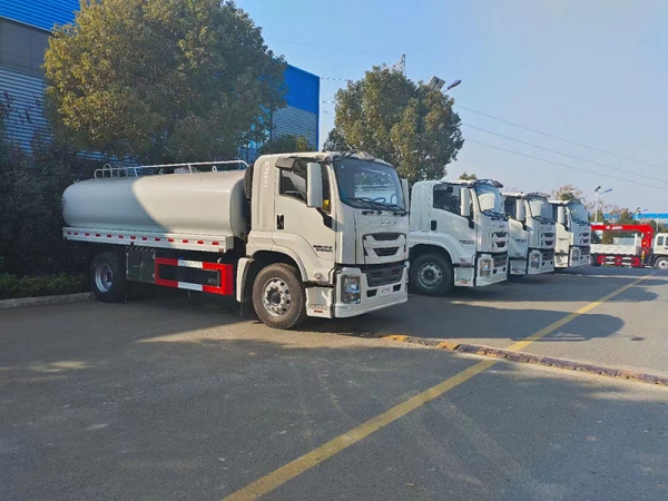 Isuzu 12-ton drinking water truck