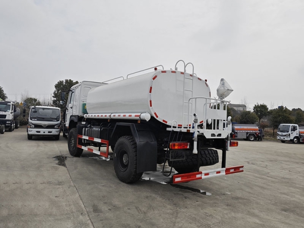 SINOTRUK Truck Haowo Engineering Chassis 10-ton Drinking Water Truck