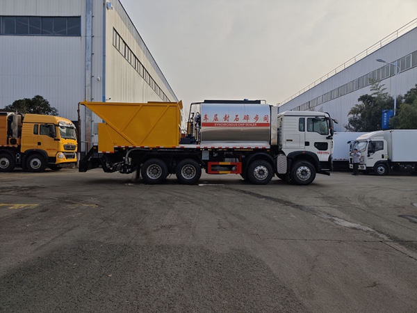 SINOTRUK Duty Truck 20 cubic meters synchronized gravel sealing vehicle