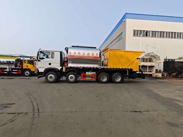 SINOTRUK Duty Truck 20 cubic meters synchronized gravel sealing vehicle