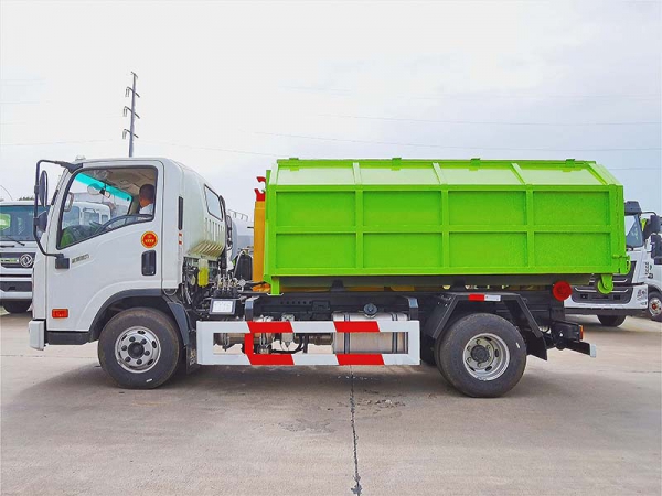 DAYUN hook arm garbage truck