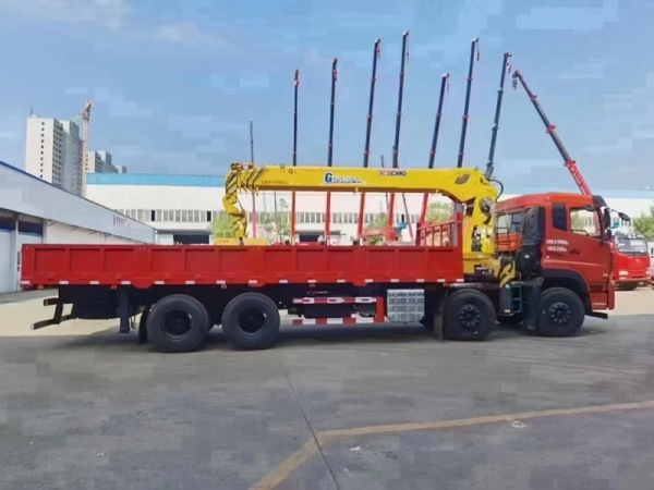 Dongfeng tianlong front four rear eight straight boom crane