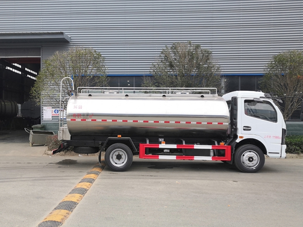 Dongfeng 8.5 square milk tanker