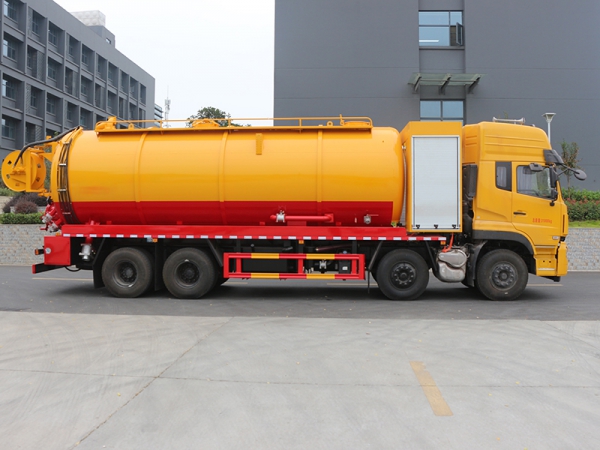 Dongfeng Tianlong front four rear eight cleaning and suction trucks