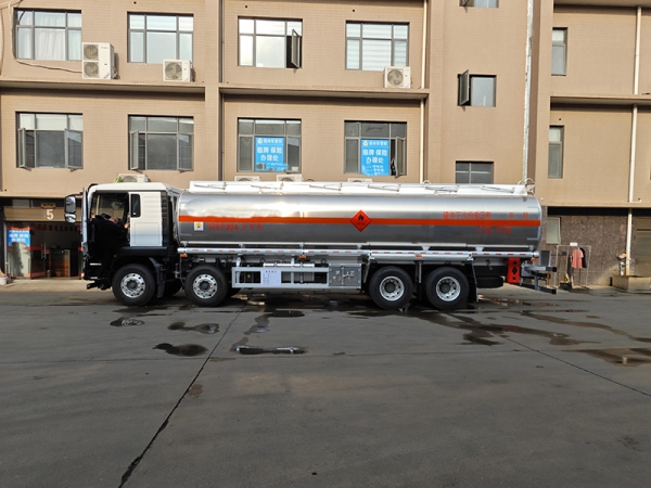 SINOTRUK Duty Truck, 25-ton fuel tanker