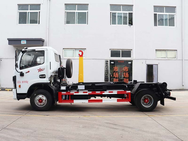 Dongfeng Dolica Hook Arm Garbage Truck