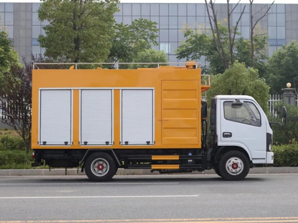 Dongfeng Dolica 3308 Suction and Purification Vehicle